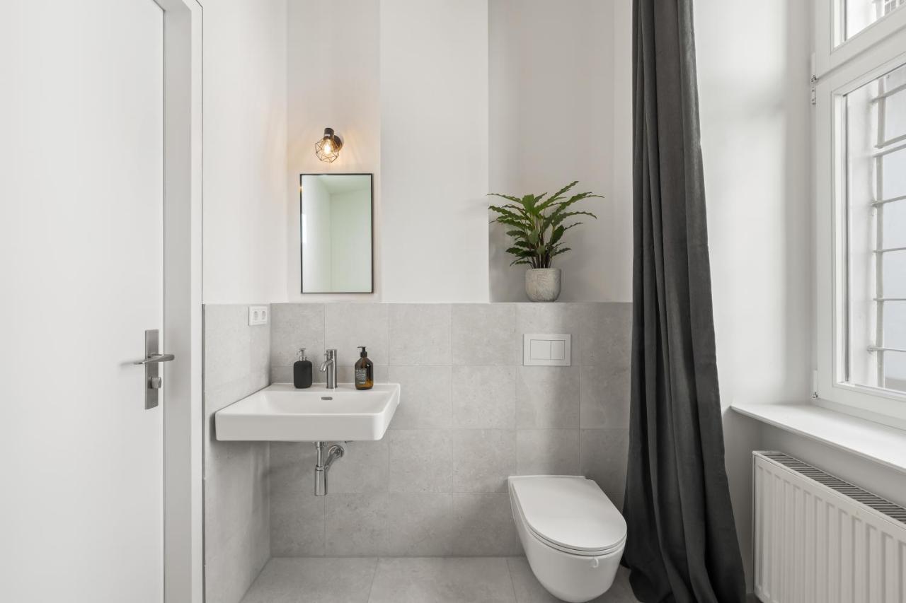 The Strassburger, Stylish 3 Bedroom In Downtown Apartment *